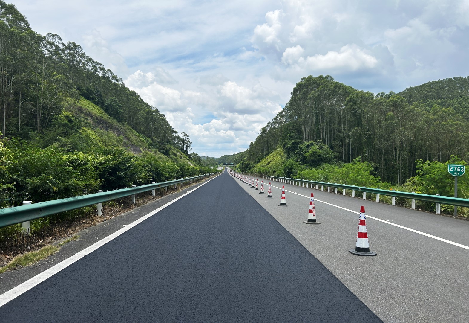 2024年广西玉铁路拌和型精细抗滑保护层